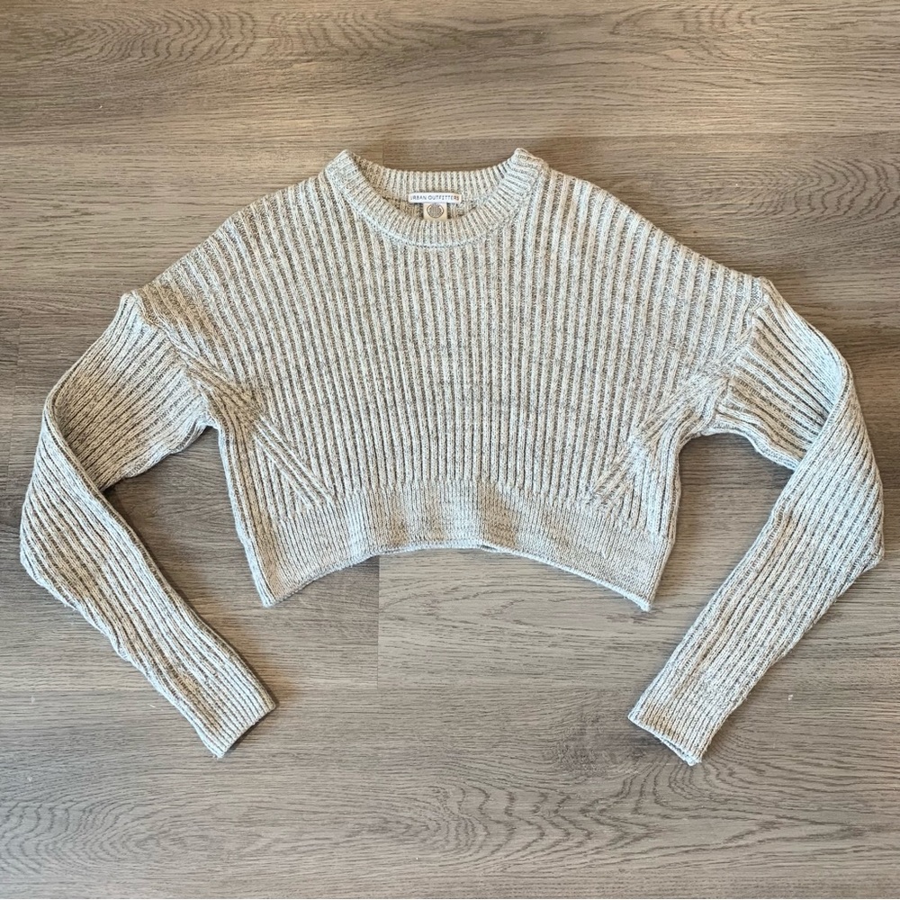 ✨ URBAN OUTFITTERS GRAY CROP SWEATER ✨ - Picture 2 of 5